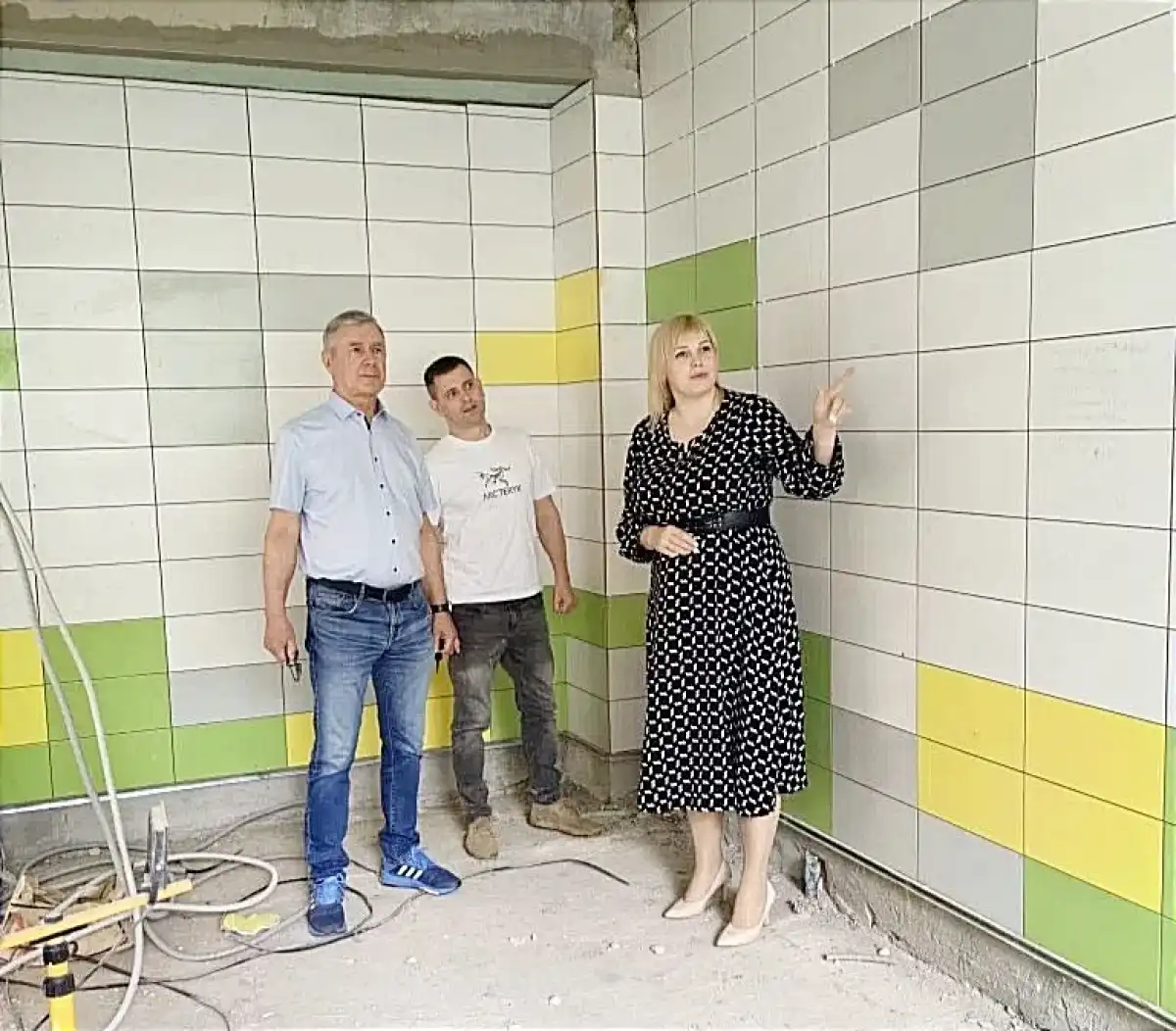 Идут работы по устройству подвесных потолков и стяжек пола.