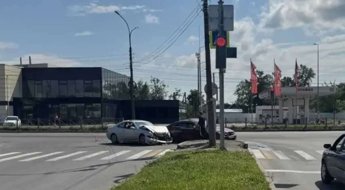 Девушку доставили в НОКБ. Девушку доставили в НОКБ.
