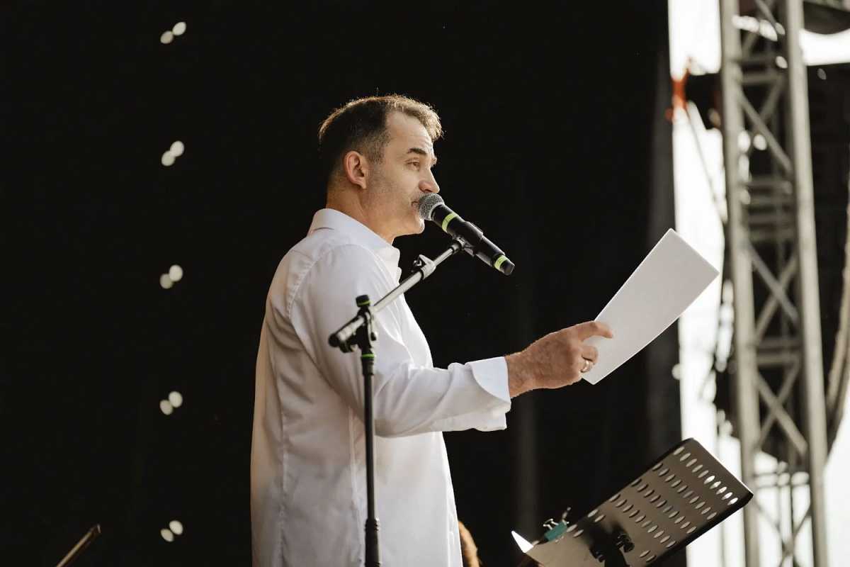 Дмитрий Певцов прочитал повесть о 19-летнем Николае Плужникове.