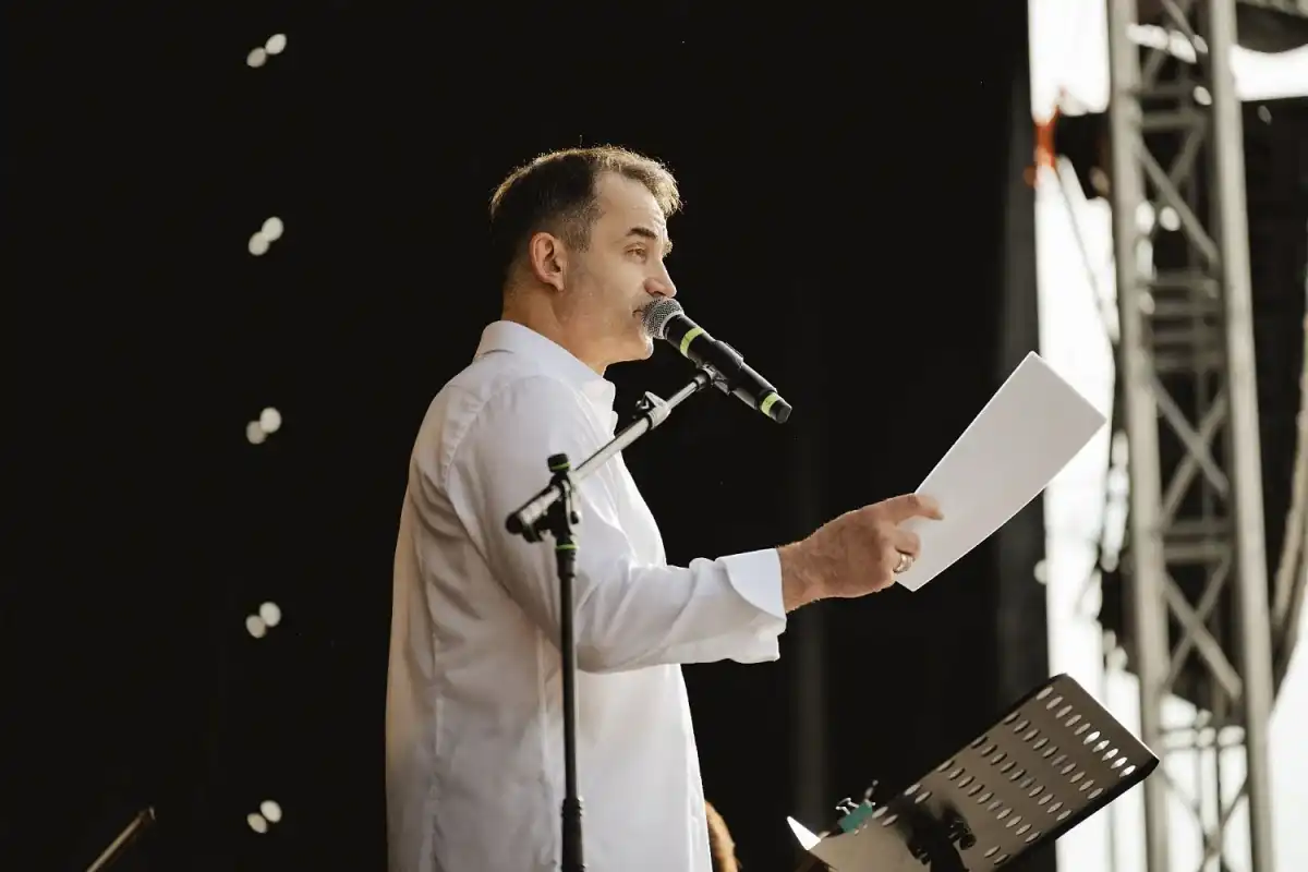 Дмитрий Певцов прочитал повесть о 19-летнем Николае Плужникове.