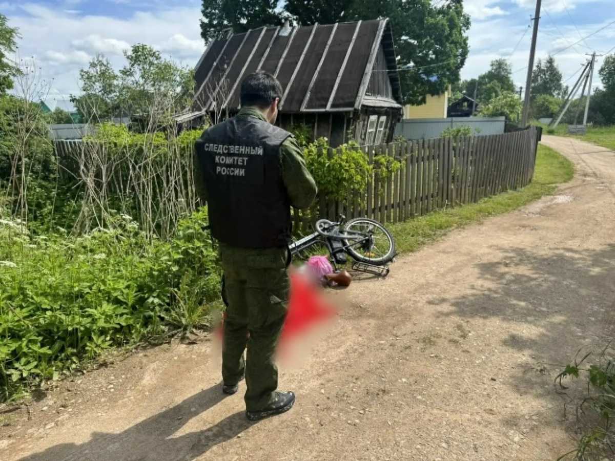 Следователь проводит осмотр места происшествия, устанавливает и опрашивает возможных очевидцев.