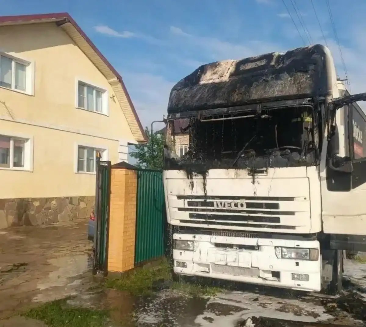Сгорела кабина грузовика, прицеп удалось спасти.