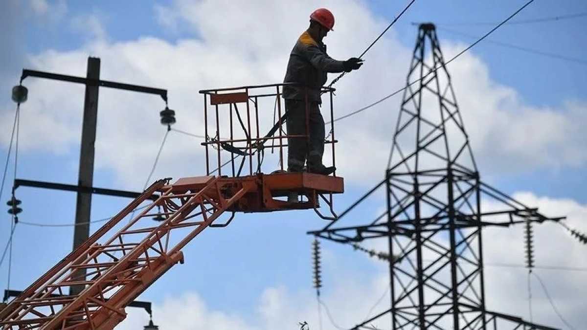 Восстановлением энергоснабжения занимаются 32 бригады энергетиков.