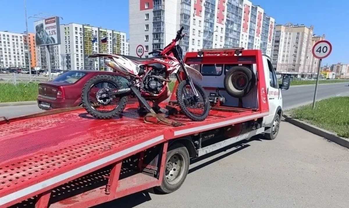 В Великом Новгороде автоинспекторы задержали 15-летнего мотоциклиста без прав.