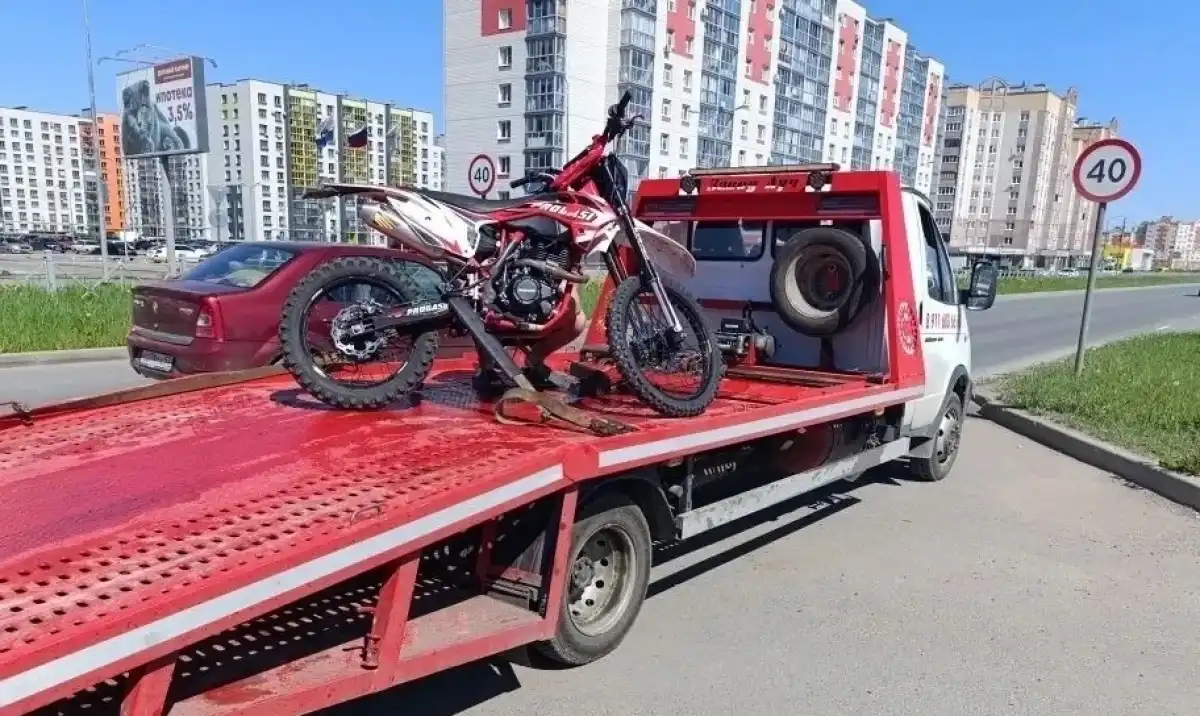 В Великом Новгороде автоинспекторы задержали 15-летнего мотоциклиста без прав.