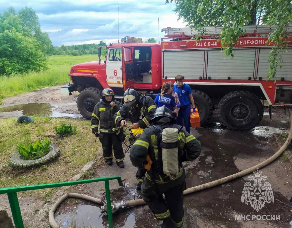 Пожарные с помощью спасательных устройств спасли двух человек.