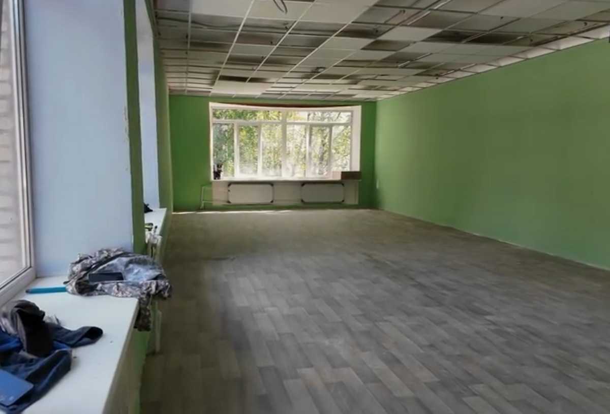 Специалисты занимаются покраской стен, укладкой линолеума и установкой дверей.