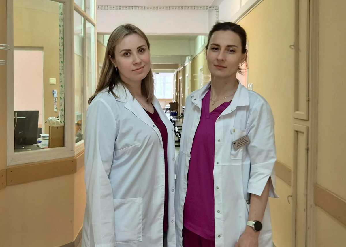 Команда врачей и медсестёр провела сложнейшую операцию. Команда врачей и медсестёр провела сложнейшую операцию.