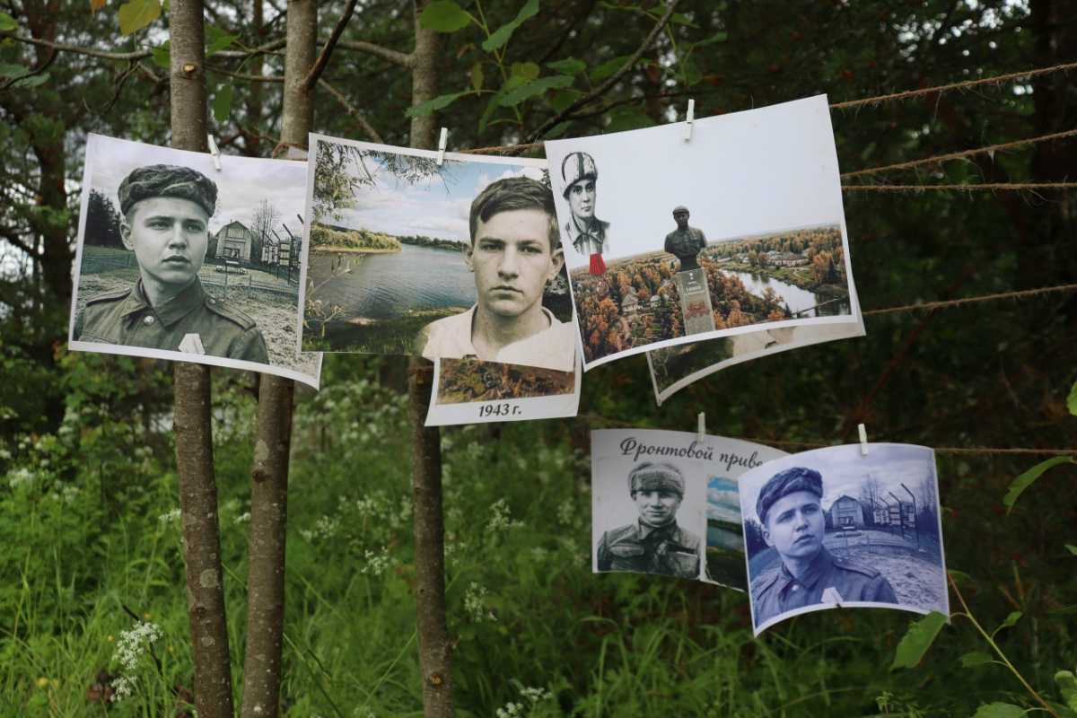 «Сценой» для спектакля, а также главным его героем стала деревня Лукино – малая родина юного партизана Лёни Голикова. «Сценой» для спектакля, а также главным его героем стала деревня Лукино – малая родина юного партизана Лёни Голикова.