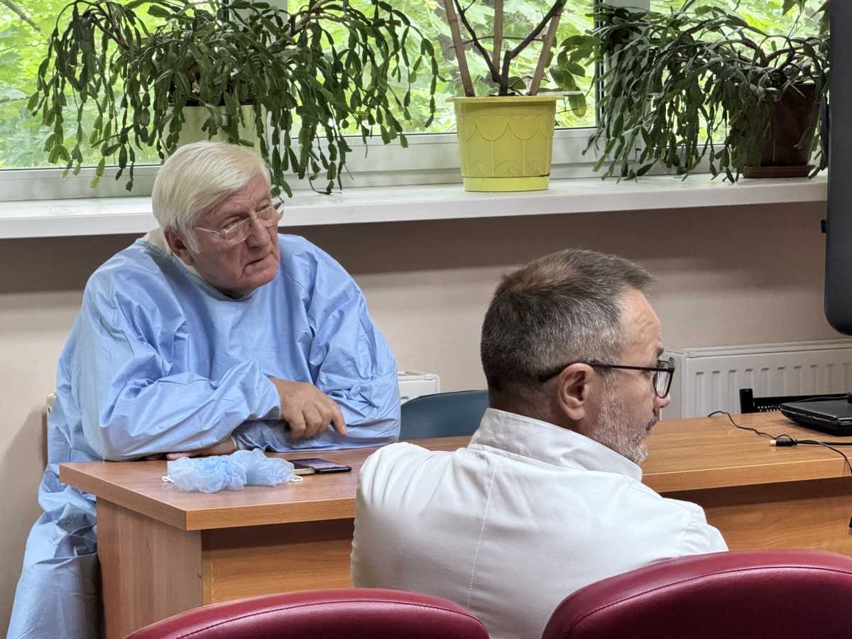 В университетсткой клинике состоялся консилиум, на котором врачи обсудили тактику лечения подростка.