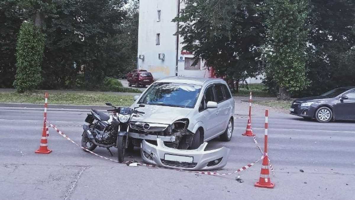 Мотоциклиста с переломом голени доставили в клинику №1 ЦГКБ Великого Новгорода. Мотоциклиста с переломом голени доставили в клинику №1 ЦГКБ Великого Новгорода.