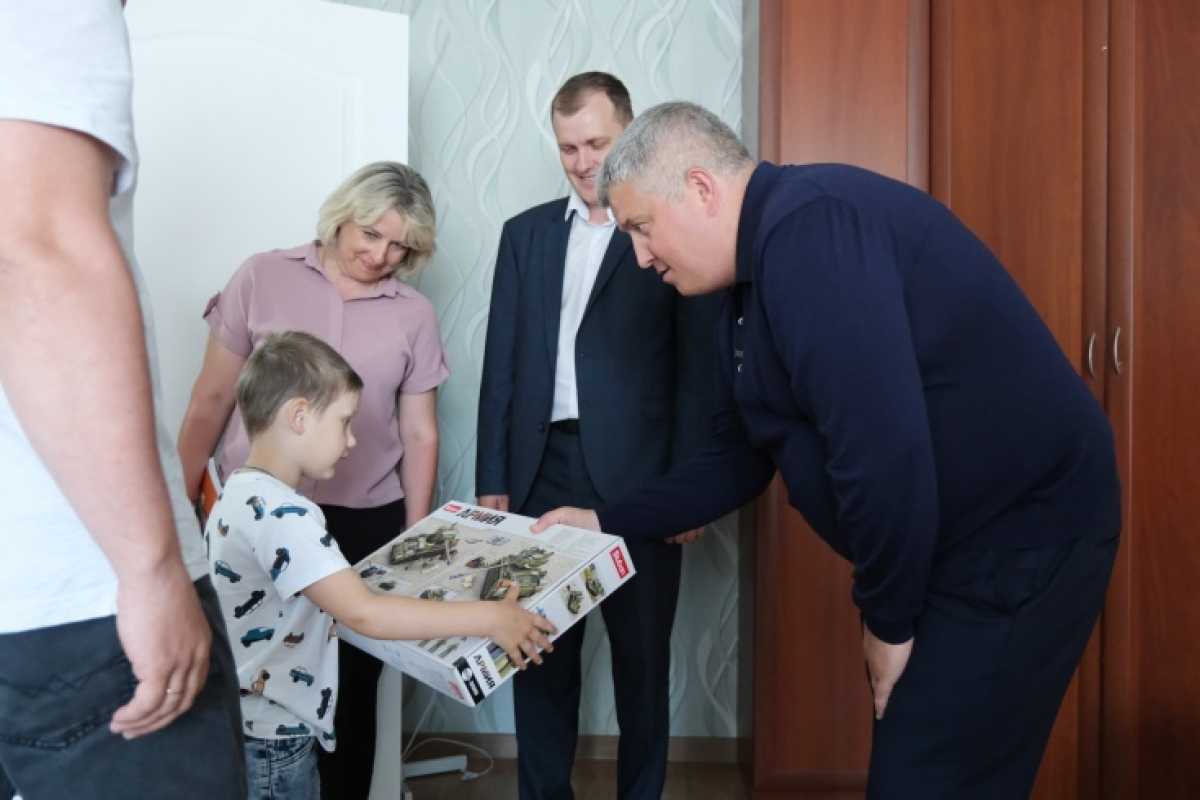 Александр Дронов пообщался с семьей Кочановых, которые переехали из аварийного жилья в новый дом в конце 2025 года. Александр Дронов пообщался с семьей Кочановых, которые переехали из аварийного жилья в новый дом в конце 2025 года.