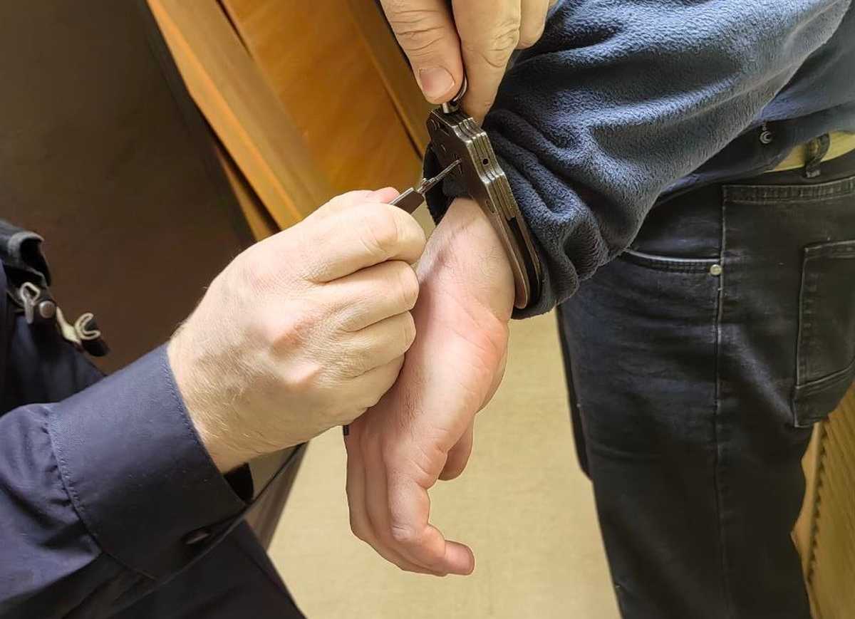 Чтобы боровичанин не сбежал и не нанёс вред сотруднику, на нарушителя пришлось надеть наручники.