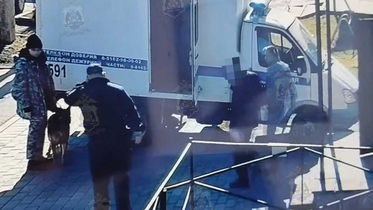 Просмотрев камеры видеонаблюдения, сотрудники полиции установили личность подозреваемого.