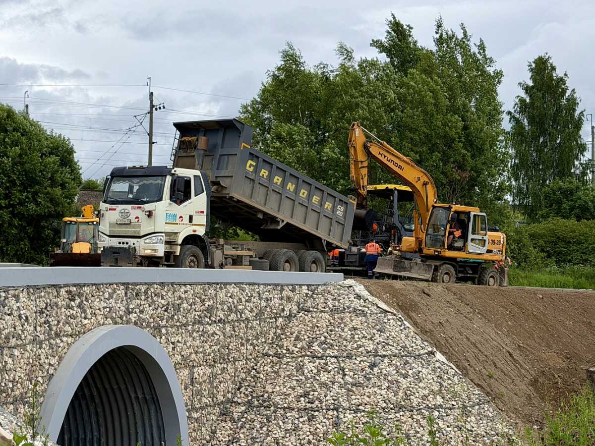Вскоре подрядчик приступит к установке металлического барьерного ограждения и перильного пешеходного ограждения.