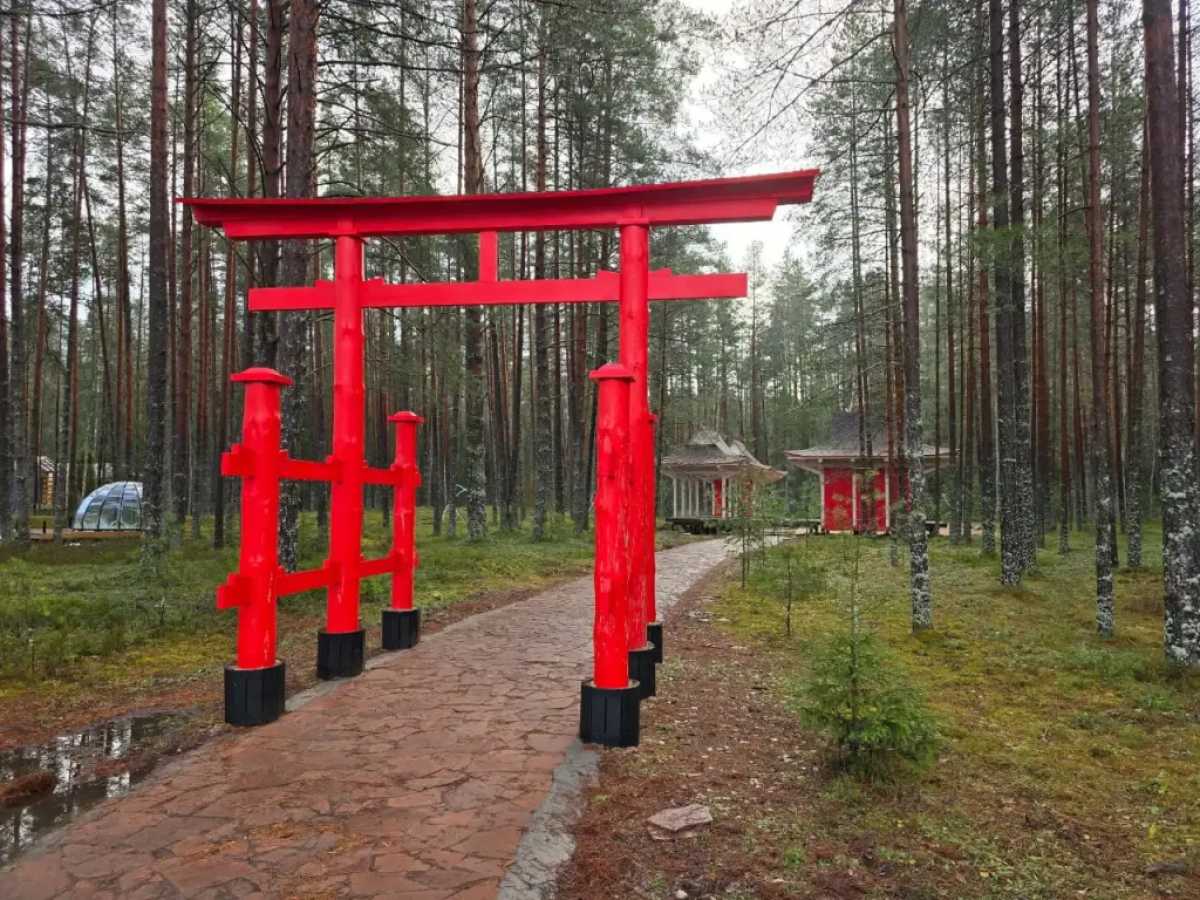 На территории отеля есть прогулочные маршруты, японский сад, пруд для рыбалки и круглогодичный шатёр.