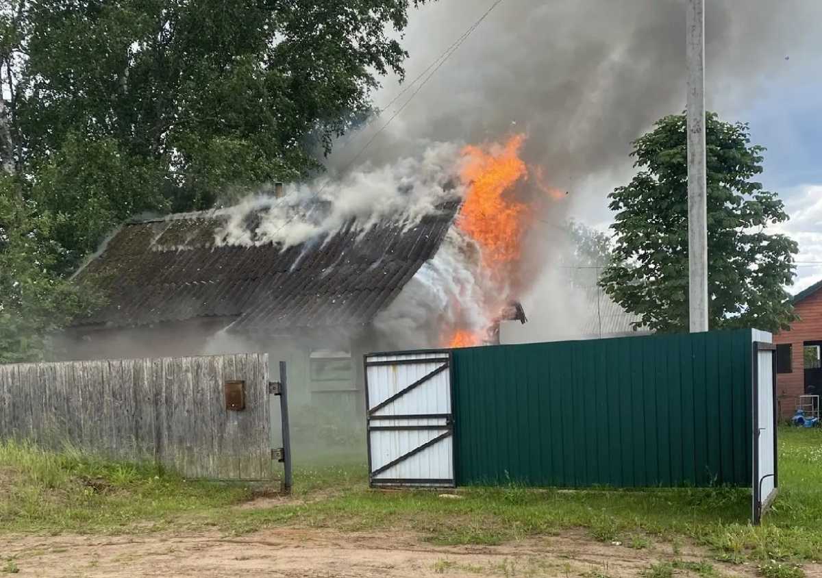 Пожар произошёл в Демянске, на улице Урицкого.
