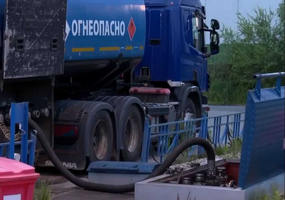 В каждом бензовозе – более 30 тысяч литров бензина.