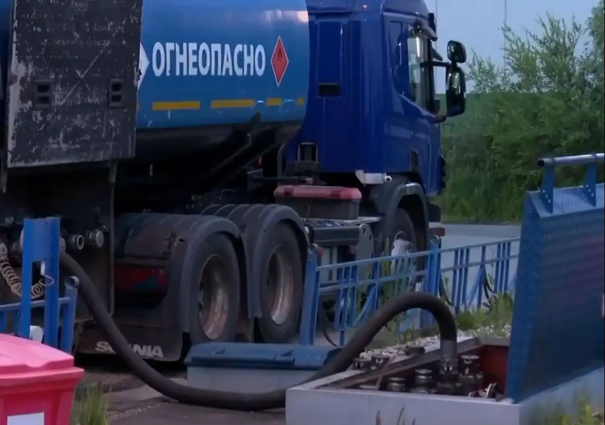 В каждом бензовозе – более 30 тысяч литров бензина.