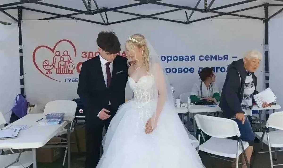 Молодожёны посетили передвижной медпункт сразу после церемонии бракосочетания.