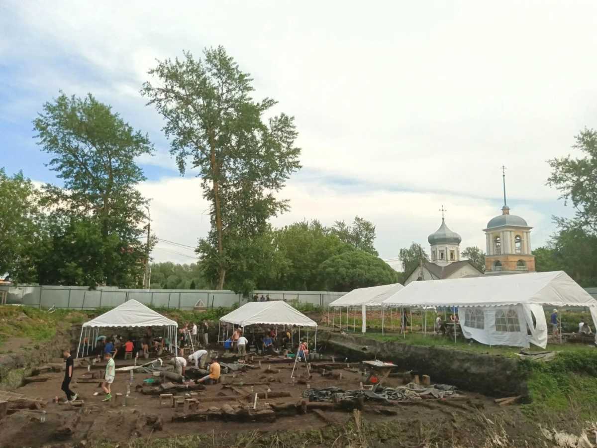 Сейчас археологические исследования идут на раскопе Троицкий XVI.