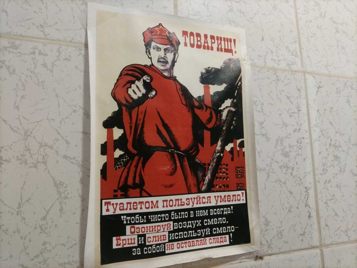 Из-за попадания в канализацию неподходящих предметов мусор в коллекторе превращается в «кляп» и задерживает пропуск сточной воды. Из-за попадания в канализацию неподходящих предметов мусор в коллекторе превращается в «кляп» и задерживает пропуск сточной воды.