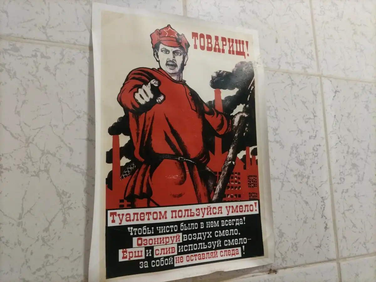 Из-за попадания в канализацию неподходящих предметов мусор в коллекторе превращается в «кляп» и задерживает пропуск сточной воды.