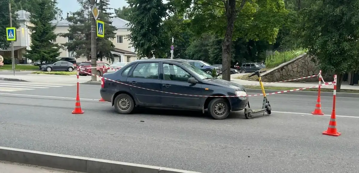 Водителя электросамоката доставили в областную детскую клиническую больницу.