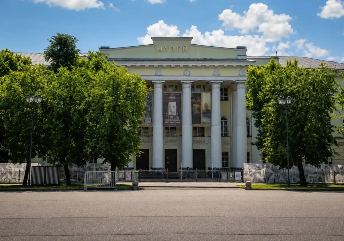 Музей изобразительных искусств располагается в здании Дворянского депутатского собрания с 2001 года.