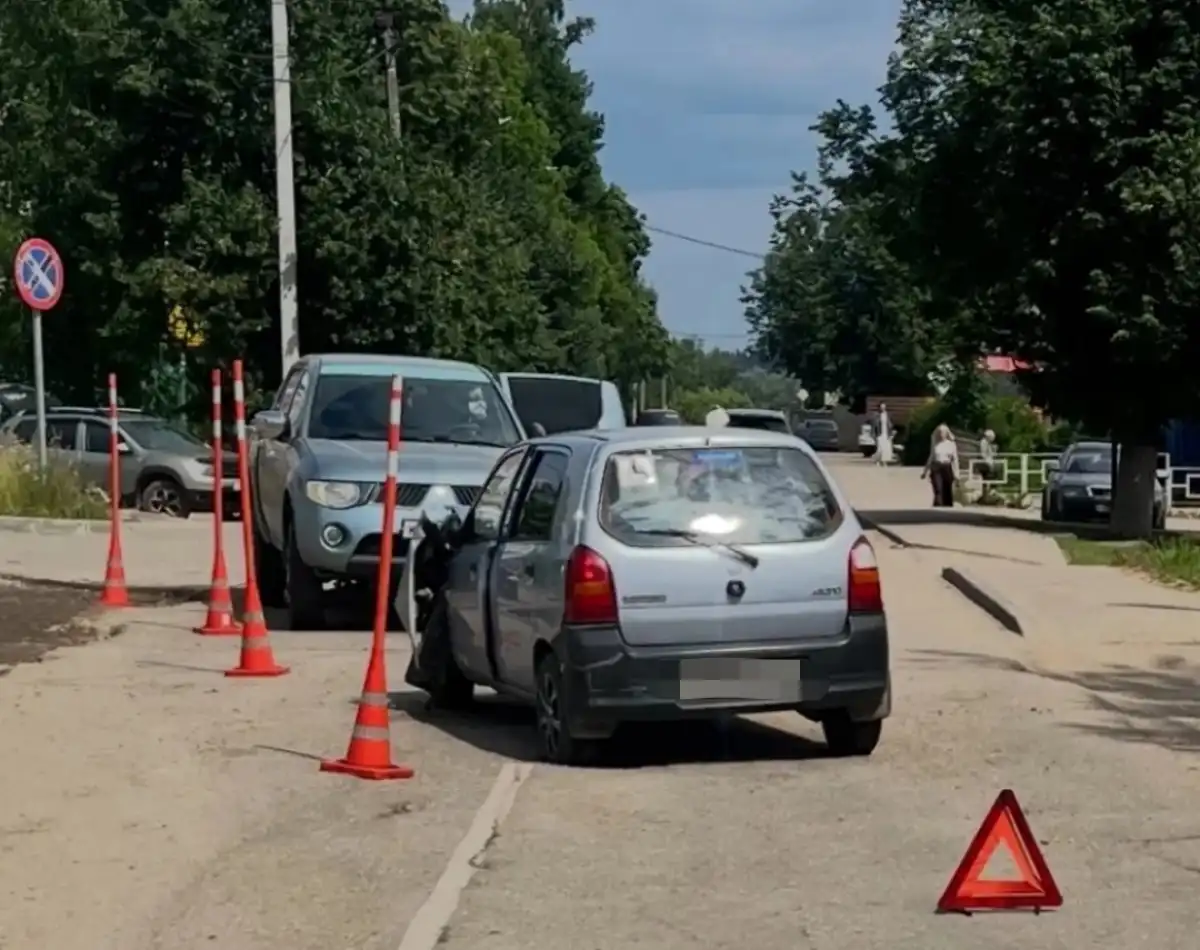 Женщина на «Сузуки Альто» не справилась с управлением и врезалась в стоявший пикап.