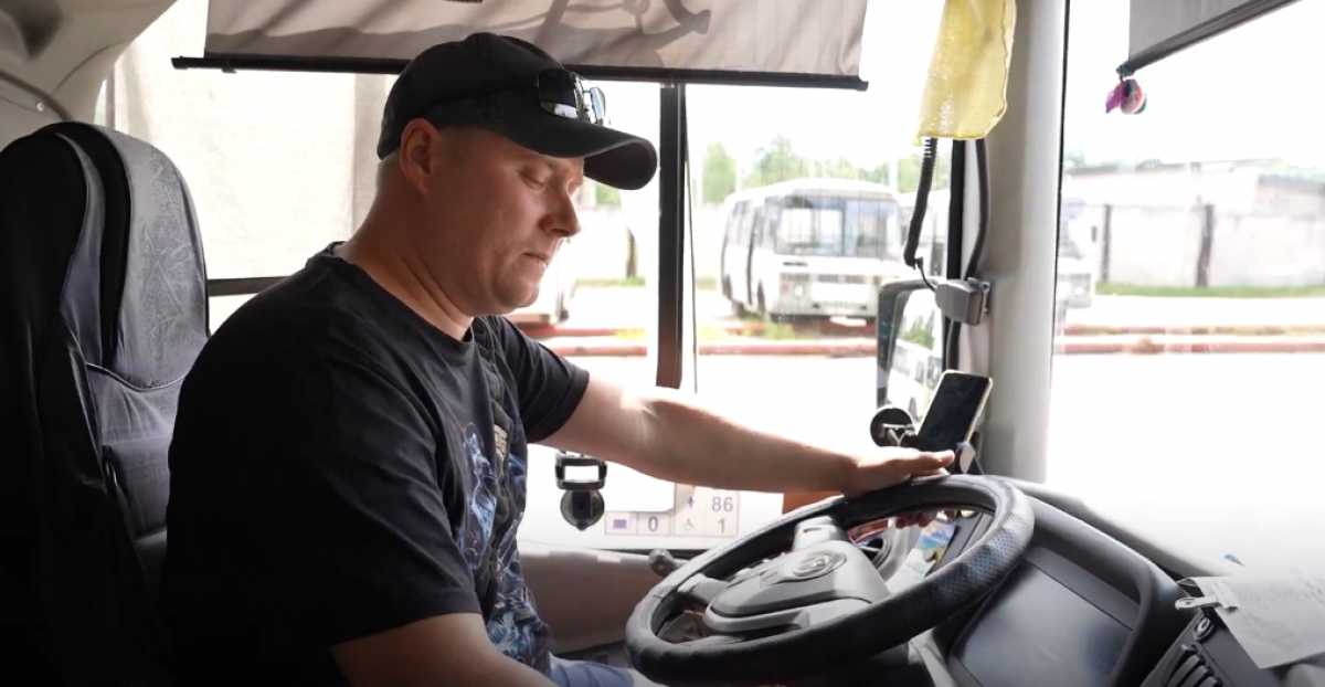 В мае Евгений Яковлев пришёл работать водителем автобуса в «Городское ПАТП».