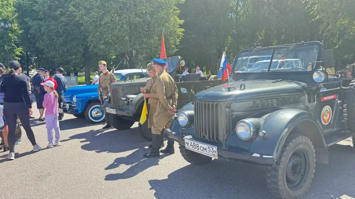 В честь праздника на площади Победы-Софийской прошла выставка автомобилей ГАИ.