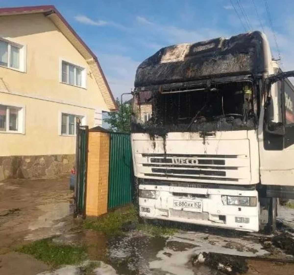 На потолке кабины грузовика осталось характерное для грозового разряда отверстие. На потолке кабины грузовика осталось характерное для грозового разряда отверстие.