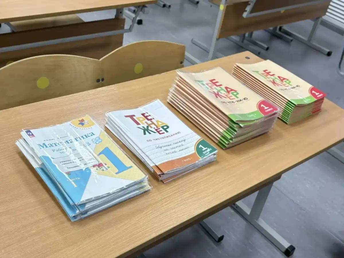 Подать заявление на зачисление ребёнка в первый класс можно через сайт госуслуг, в школе, или направив документы почтой.