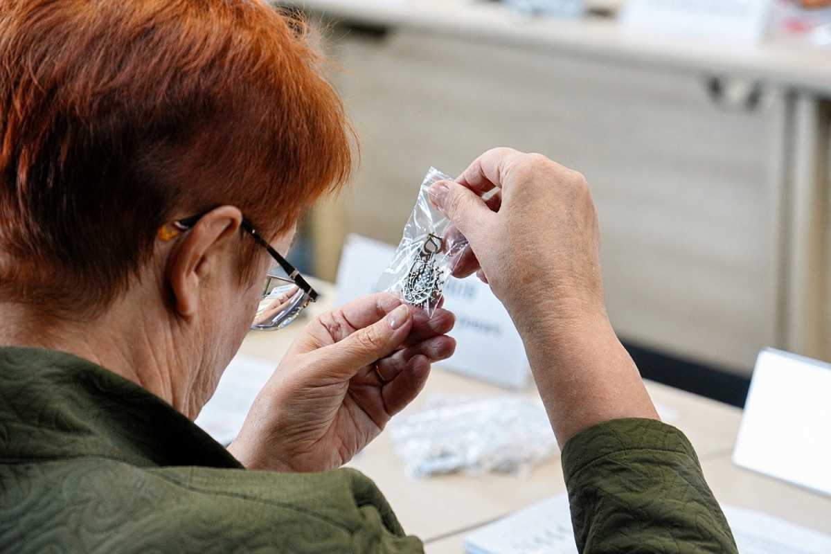 Компания «Кудесы» выпустила изделия по мотивам новгородских литых украшений X-XV веков.