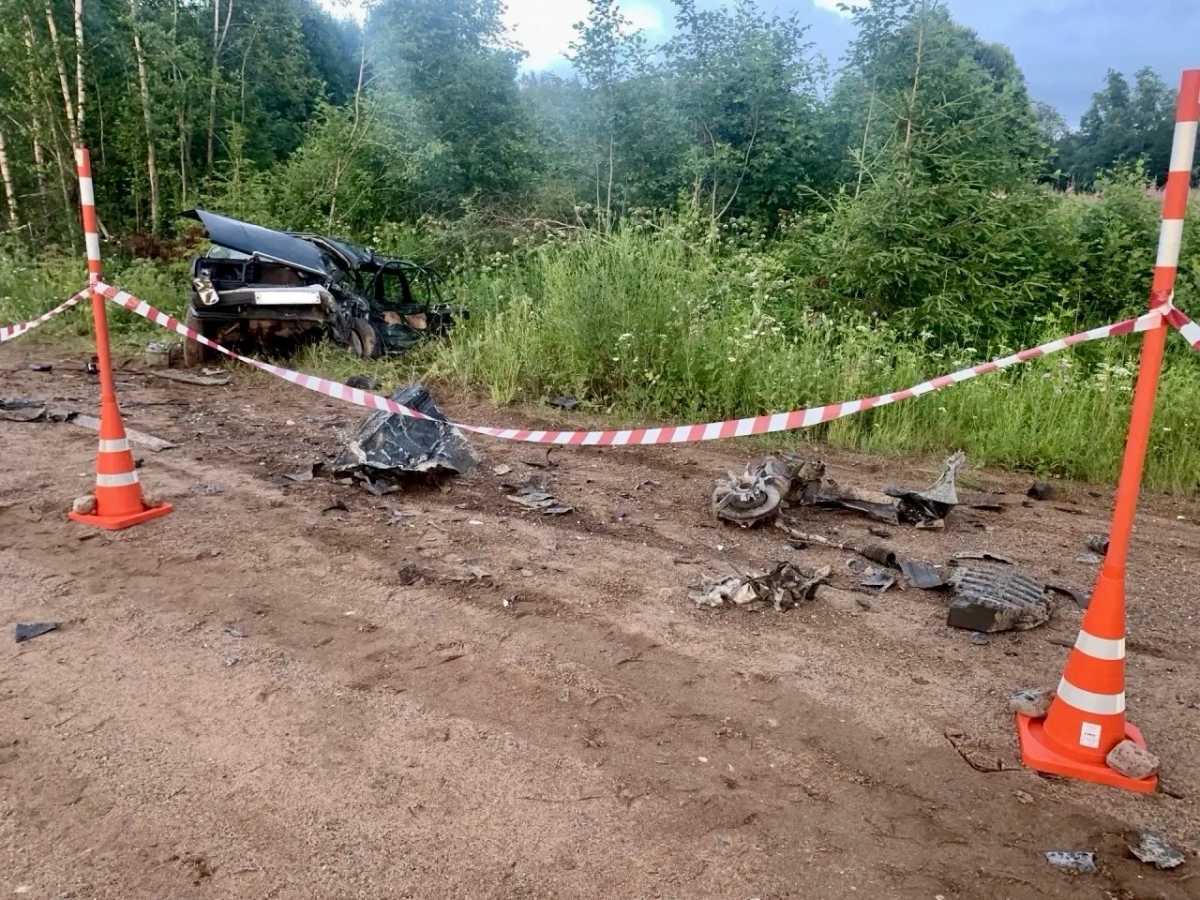 Водитель «ВАЗа» скончался на месте происшествия. Водитель «ВАЗа» скончался на месте происшествия.