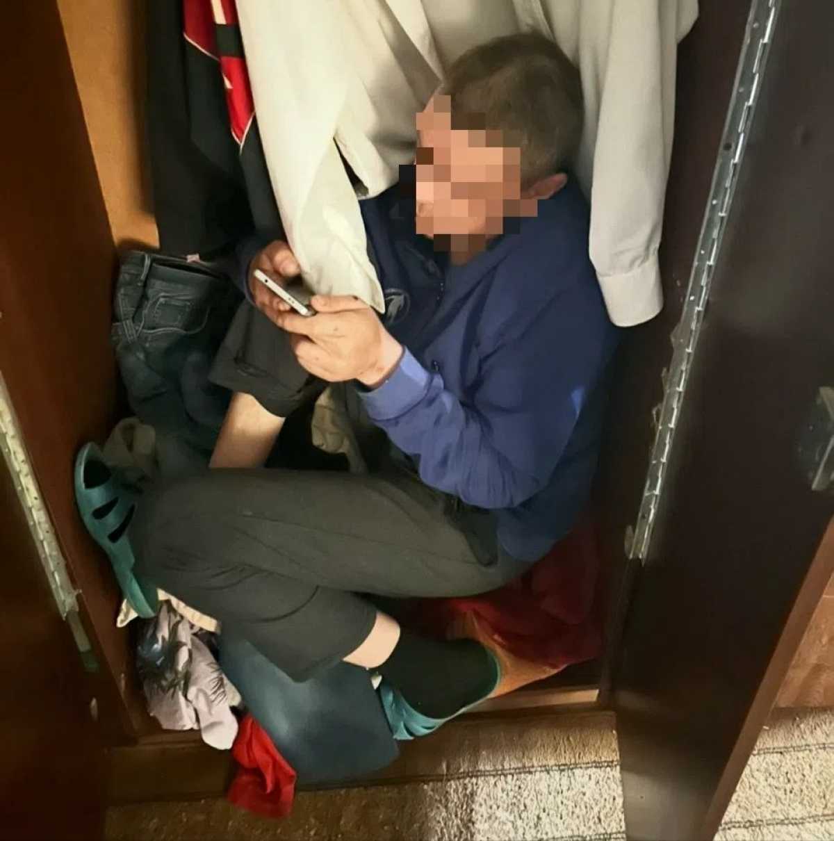Приставы открыли шкаф и обнаружили там мужчину с телефоном в руках. Приставы открыли шкаф и обнаружили там мужчину с телефоном в руках.