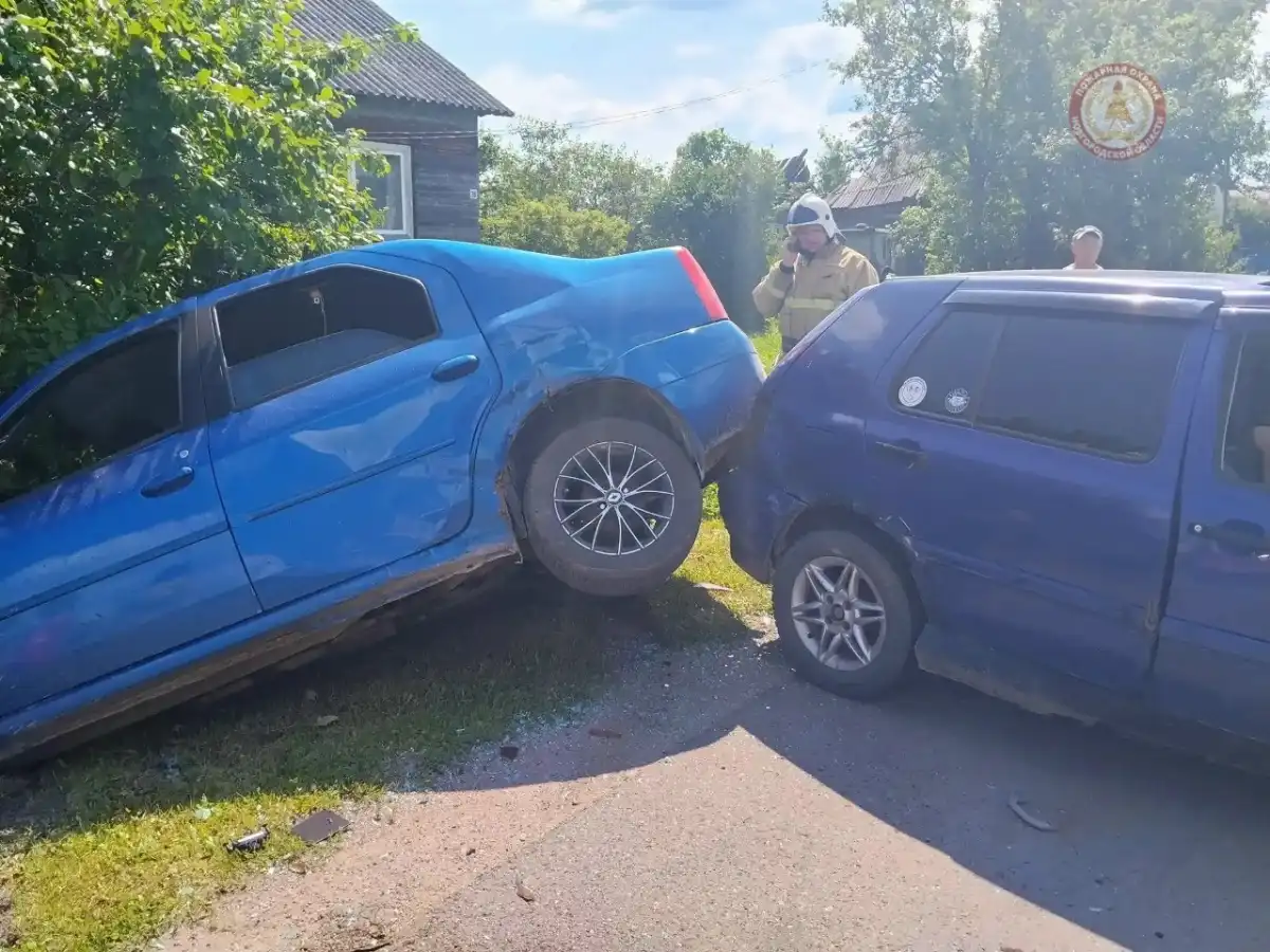 Водитель одной из иномарок получил резаную травму головы.