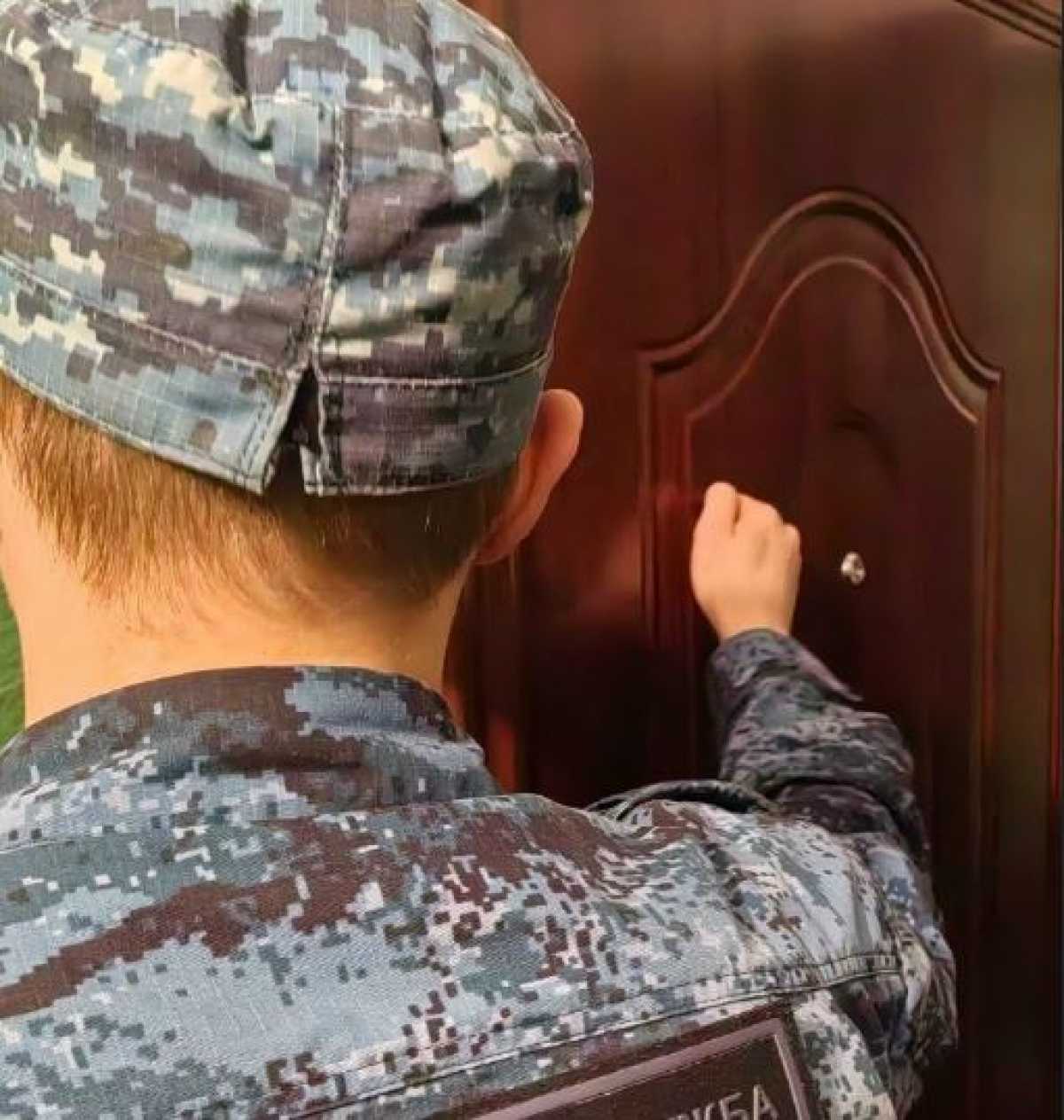 Мужчину и его мать привлекли к административной ответственности за воспрепятствование законной деятельности должностных лиц при исполнении. Мужчину и его мать привлекли к административной ответственности за воспрепятствование законной деятельности должностных лиц при исполнении.