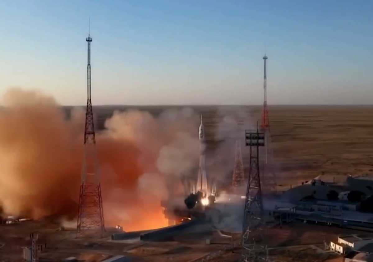 За запуском ракеты-носителя новгородцы наблюдали с площадки космодрома. За запуском ракеты-носителя новгородцы наблюдали с площадки космодрома.
