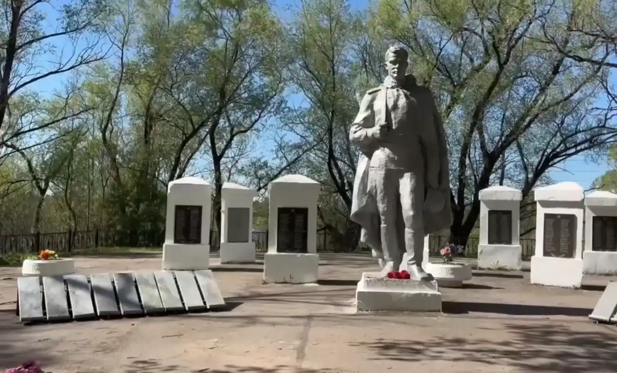 Женщина совершила противоправные действия на территории мемориала в посёлке Пролетарий.