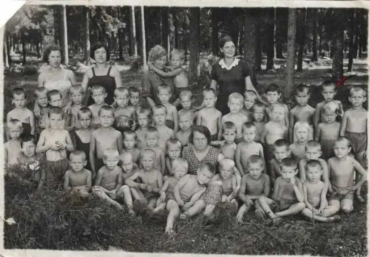 Учащиеся школы № 182 в эвакуации. Кировская область, 1941 год. Учащиеся школы № 182 в эвакуации. Кировская область, 1941 год.