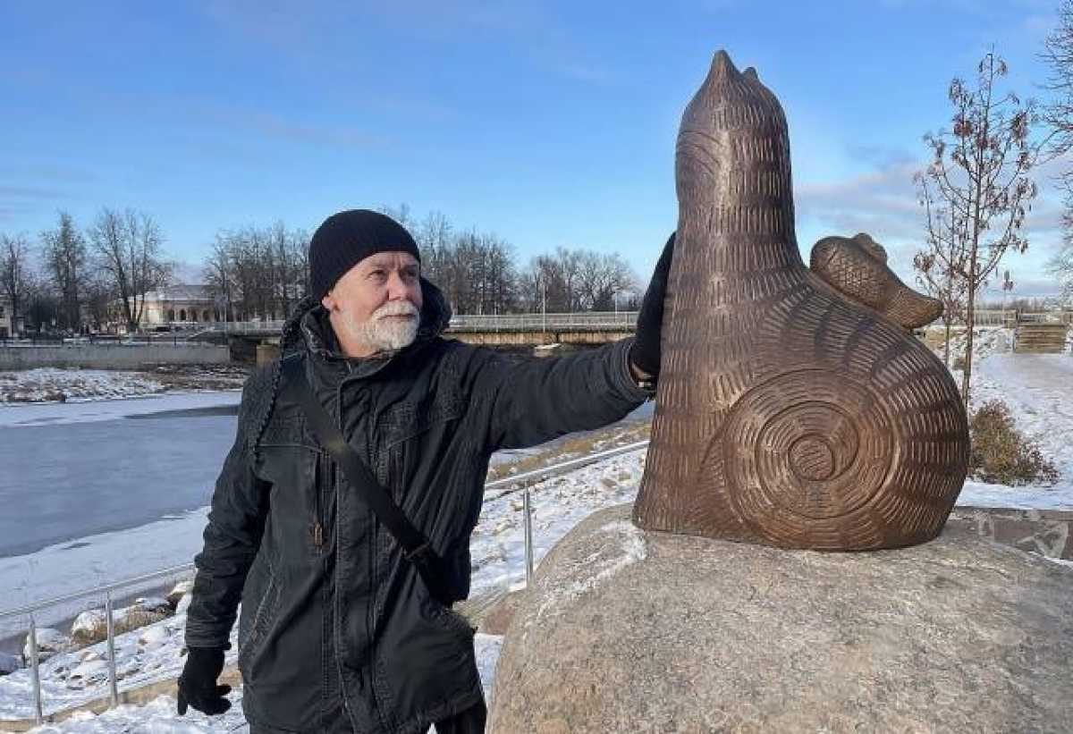 Николай Локотьков — создатель Кота Рыжика. Скульптура установлена на набережной Достоевского в Старой Руссе Николай Локотьков — создатель Кота Рыжика. Скульптура установлена на набережной Достоевского в Старой Руссе