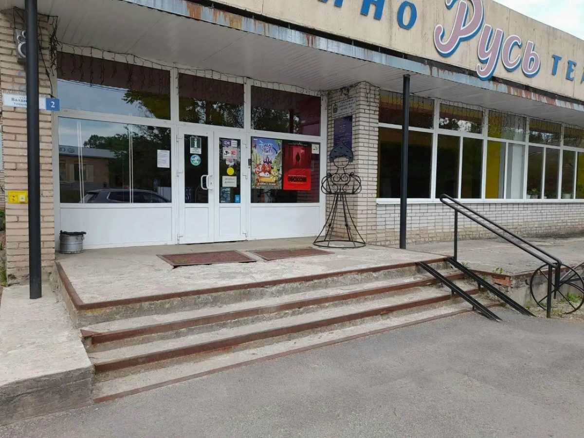 Обновлённое крыльцо сделает вход безопасным, а самому зданию придаст современный облик. Обновлённое крыльцо сделает вход безопасным, а самому зданию придаст современный облик.