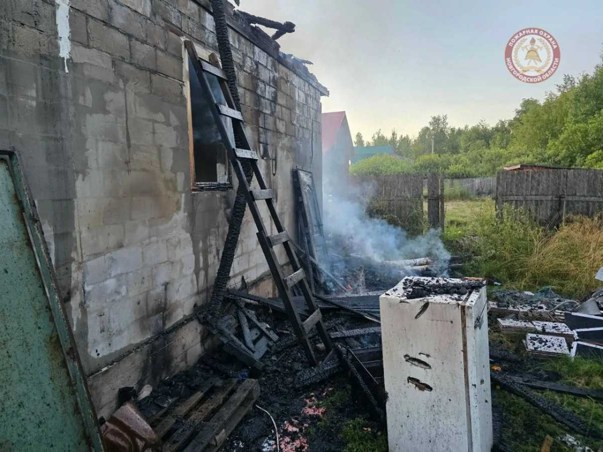 Благодаря оперативным действиям пожарных удалось локализовать огонь и предотвратить его дальнейшее распространение на соседние постройки. Благодаря оперативным действиям пожарных удалось локализовать огонь и предотвратить его дальнейшее распространение на соседние постройки.