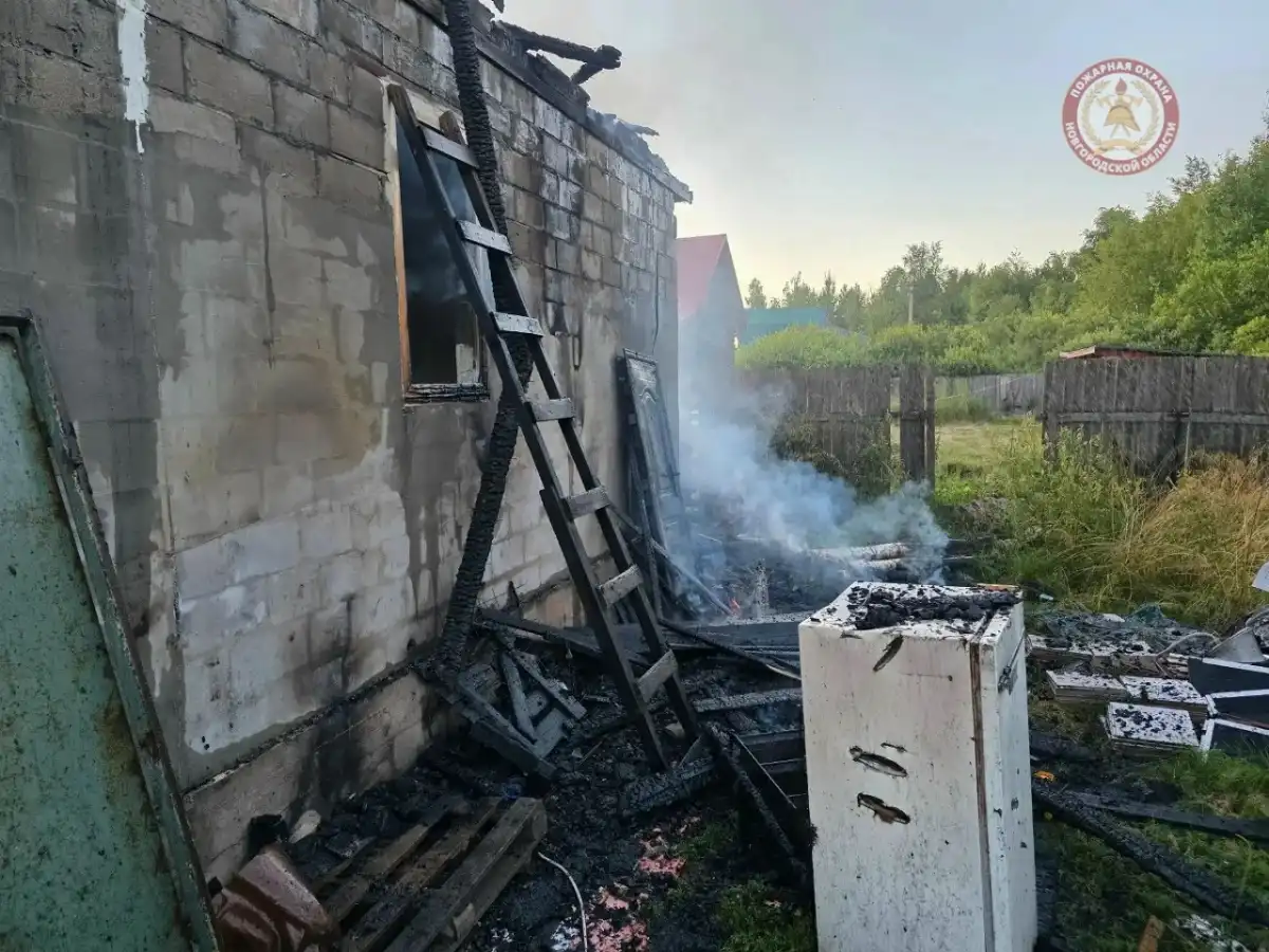 Благодаря оперативным действиям пожарных удалось локализовать огонь и предотвратить его дальнейшее распространение на соседние постройки.