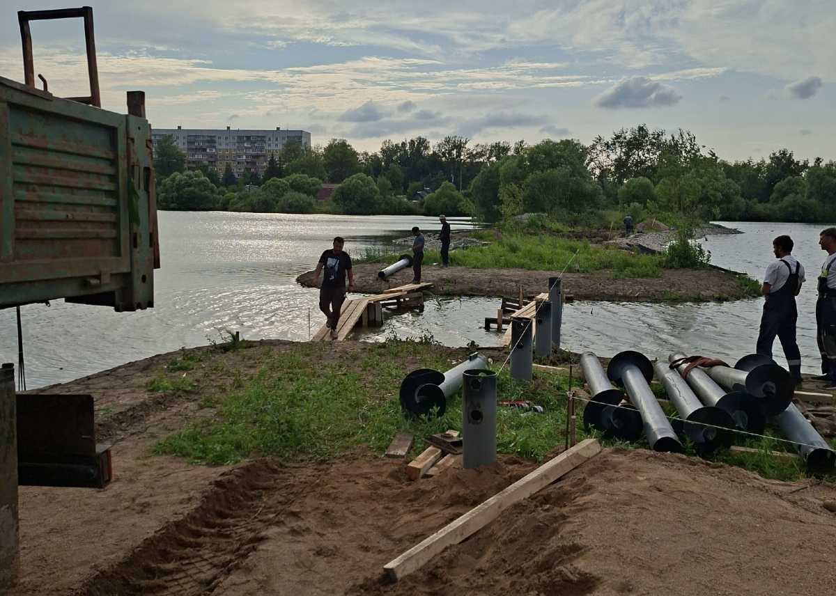 На месте будущего мостика вбили сваи. На месте будущего мостика вбили сваи.