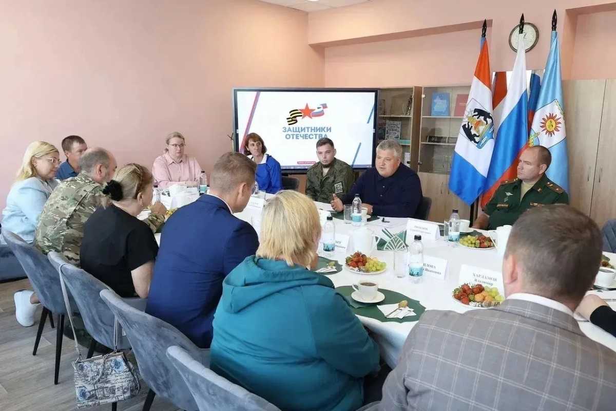 Александр Дронов пообщался с участниками СВО и их родными. Александр Дронов пообщался с участниками СВО и их родными.