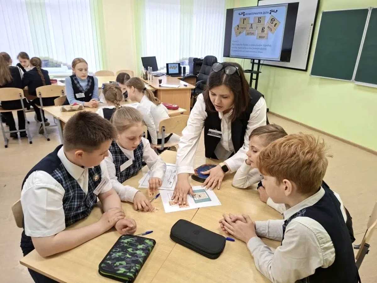 В Новгородской области трудятся по-настоящему сильные педагоги -профессионалы, которые искренне любят своё дело и вкладывают в него все силы.