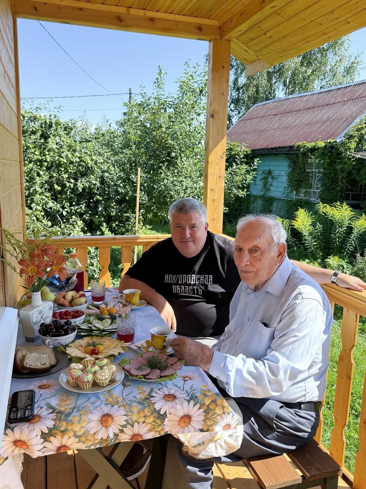 За чаем глава региона и Василий Степанович обсудили дела в регионе. За чаем глава региона и Василий Степанович обсудили дела в регионе.